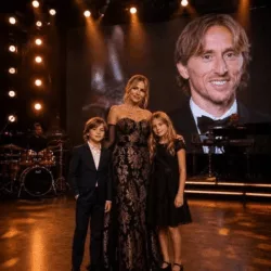 💖 DIRLJIVA POČAST: Sinoć su supruga Luke Modrića, Vanja Modrić, te njihova djeca Ivano, Ema i Sofia podijelili iznimno emotivan trenutak na pozornici kada su iznenadili Luku posebnom pjesmom – dok je on tiho sjedio među publikom i promatrao ih.
