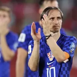 TUŽNE VIJESTI: Naše su misli s legendom hrvatske nogometne reprezentacije Lukom Modrićem u ovom teškom trenutku, dok se suočava s trajnim zdravstvenim izazovima povezanim s kroničnim umorom mišića i fizičkim naporom profesionalnog igranja u njegovim godinama. Međunarodna nogometna zajednica, navijači hrvatske nogometne reprezentacije i podržavatelji diljem Hrvatske duboko su ožalošćeni i šokirani ovom vijesti.